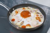 재료를 2분 정도 볶은 뒤 1인분 기준 생크림 200ml와 토마토소스, 토마토 페이스트를 넣어 섞어줍니다.