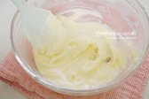 설탕 50g을 한 번에 또는 1~2회 나누어 넣고 섞어줍니다.