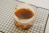 열기를 식힌 후 냉장실에 반나절 정도 두면 꾸덕한 식감이 완성됩니다. 밀폐용기에 담아 냉장 보관하면 5일 정도 가능하며, 자른 것은 빨리 먹고 오래 보관할 경우 냉동실에 넣어주세요.
