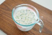 새우 크림소스는 생크림 250ml에 양조간장 1 큰 술, 맛술 1/2 큰 술을 섞어 준비하고, 쪽파나 대파를 잘게 썰어 더해줍니다. 반나절 숙성하면 더 깊은 맛이 나며, 우유나 휘핑크림을 기호에 따라 활용해도 좋습니다.