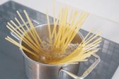 냄비에 물 1L와 소금 10g을 넣고 끓인 후, 페투치네면 90~100g(1인분)을 넣어 기호에 맞게 삶습니다. 소스와 함께 볶을 예정이므로 1분 덜 익히고, 삶은 면은 헹구지 않고 체에 밭쳐 물기를 제거합니다.
