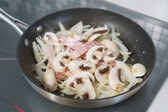 달군 팬에 올리브오일 2 큰 술과 버터 12g을 두른 뒤, 채 썬 양파와 다진 마늘을 넣고 볶아 향을 냅니다. 향이 올라오면 양송이버섯과 베이컨을 넣고 함께 익혀줍니다.