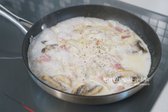 버섯이 익으면 생크림을 붓고, 농도에 따라 우유를 추가합니다. 한소끔 끓인 뒤 파르메산 치즈가루 2 큰 술, 소금, 후추를 넣어 간을 맞추고 크림소스를 완성합니다.