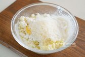 볼에 계란 노른자, 체 친 중력분 60g, 파르메산 치즈 간 것 12g을 넣고 섞어줍니다.