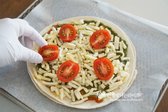치즈를 뿌린 뒤 방울토마토를 올려줍니다. 구운 방울토마토는 단맛이 풍부해져 피자와 잘 어울립니다.