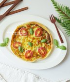 완성된 또띠아피자 위에 바질잎을 올려 마무리합니다. 담백하고 고소한 풍미로 간식이나 술안주, 식사 메뉴로도 훌륭합니다.
