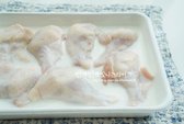 닭을 씻어 물기를 제거한 뒤, 닭봉이 잠길 정도로 우유에 15분 담가 누린내를 제거하고 육질을 부드럽게 만듭니다.