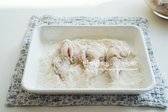 에어프라이어 치킨은 180도에서 20분간 굽고, 10분쯤 지나면 한 번 뒤집어 겉면이 고르게 바삭하게 익도록 합니다. 기기 사양에 따라 시간을 조절하세요.
​