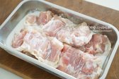 가볍게 헹군 닭에 우유 1/2컵을 붓고 5~10분 정도 둡니다.