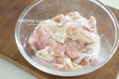 우유를 헹군 뒤 물기를 제거하고 볼에 담아줍니다. 소금과 후추 약간, 맛술 1 큰 술, 생강가루 한 꼬집을 뿌리고, 계란 흰자 1개를 넣고 버무려 밑간합니다. 10분 이상 재워둡니다.