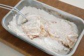 밑간 한 닭고기에 전분가루를 골고루 입혀줍니다. 가루가 분리되지 않도록 5분 정도 그대로 두었다 튀겼습니다.