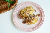 아코디언 감자는 고소한 베이컨과 치즈, 파슬리가 어우러져 맛과 풍미가 가득한 간식입니다. 에어프라이어로 간단하게 구운 이 요리는 식감과 맛을 동시에 살려 자꾸만 손이 가는 매력을 지니고 있습니다.