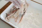 박력분(밀가루) 3 큰 술 정도 그릇에 넓게 펼친 뒤 오징어에 가볍게 묻혀 털어줍니다. 너무 두텁지 않게 살살 흔들어 털어가며 얇게 입혀줍니다.