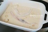 만들어둔 반죽에 오징어를 넣고 옷을 입혀줍니다.