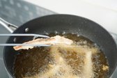 하나씩 넣고 튀겨줍니다. 더 바삭하게 드시려면 한 번 튀겨준 뒤 다시 기름을 정돈하여 온도를 맞추어 한 번 더 튀겨주면 됩니다.