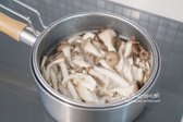 끓는 물에 소금 1 작은 술을 넣고 20~30초 내외로 데쳐줍니다.