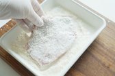 밀가루를 묻힌 후 가볍게 털어내고, 계란물에 담근 뒤 빵가루를 입혀 튀김옷을 완성합니다.