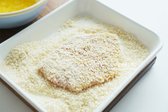 풀어둔 달걀에 고기를 담가 계란 옷을 입힌 후, 빵가루를 고르게 묻혀줍니다. 빵가루는 눌러가며 촘촘히 입혀야 튀길 때 바삭하게 완성됩니다.
