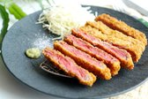 양배추, 핑크 솔트, 고추냉이를 곁들여 겉바속촉 규카츠 완성. 바삭한 튀김옷과 육즙이 조화롭습니다.