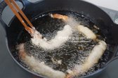 식용유를 160도로 달구어, 반죽을 떨어뜨렸을 때 지글지글 떠오르면 준비된 상태입니다. 꼬리를 잡고 하나씩 넣어 서로 붙지 않도록 살살 흔들며 튀겨줍니다.