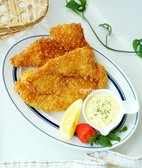 바삭하게 튀긴 생선까스는 부드러운 생선살과 잘 어우러지며, 타르타르소스와 함께 먹으면 비린내 없이 풍미가 살아납니다. 튀김옷이 잘 튀겨지고 속은 촉촉하게 익어 맛있게 즐길 수 있습니다.