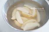 잠길 정도로 물을 붓고 살짝 흔들어 씻은 뒤 10분 정도 담갔다 헹구어줍니다.