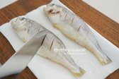 바삭바삭 속까지 굽기 위해 칼집도 넣어줍니다.