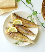 팬에 기름을 넉넉히 두르고 생선을 구우면 바삭한 껍질과 고소한 맛이 살아납니다. 조기 구이는 바다의 감칠맛을 고스란히 담아내어 밥도둑이 되는 맛이랍니다.