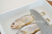 칼로 비늘을 머리부분까지 긁어 제거해줍니다.