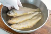 생선이 잠길 정도 물을 담고 천일염 1숟가락, 식초 1숟가락 넣어 녹인 뒤 조기를 넣고 씻어줍니다.