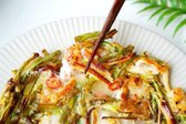 해물파전은 쪽파, 냉동 새우살, 오징어를 넣어 간단하면서도 맛있게 부친 전으로, 비 오는 날 간식이나 막걸리 안주로 좋습니다. 전간장 없이도 맛있고, 재료 손질 후 빠르게 완성할 수 있습니다.