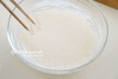 반죽을 가볍게 저어 섞어줍니다. 바삭한 반죽을 만들기 위해 차가운 물과 오래 섞지 않는 게 좋습니다.