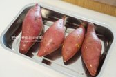 중간보다 약간 작은 크기의 고구마 4개를 준비합니다. 3개 정도면 바로 요리하기 좋습니다.