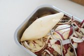 고구마는 껍질을 벗겨 준비하거나, 깨끗이 세척해 껍질째 사용합니다.