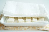 키친타월로 두부의 물기를 꼼꼼히 제거해줍니다. 물기가 남아있으면 기름에 넣을 때 튈 수 있으니 주의하세요.