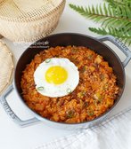 반숙 프라이를 볶음밥 위에 올려 완성합니다.