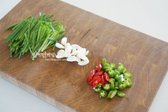 부추는 5cm 길이로 자르고, 고추는 송송 썰어줍니다. 마늘은 편 썰어주는데 다져서 넣어도 좋습니다.