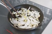 달군 팬에 식용유 1 큰 술을 두르고 마늘, 양파, 대파를 넣고 향을 내어줍니다.