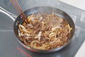 만들어 둔 소스를 부어줍니다. 센불로 빠르게 익혀서 볶아줍니다.
