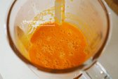 블렌더에 손질한 생강, 마늘 양파, 고추, 사과를 넣고 밥 100g, 물 1컵을 넣어 갈아줍니다.