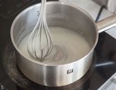 소스팬에 물과 밀가루를 넣고 저으며 밀가루풀을 만들어 식힌다.