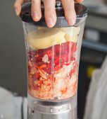 믹서에 홍고추, 양파, 사과, 마늘, 액젓과 새우젓, 생강을 넣어 갈아준다.