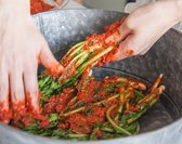 양념을 골고루 무친 열무를 하루 반나절 정도 실온에서 숙성한다.