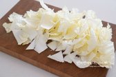 알배추 500g은 묵직하고 속이 꽉 찬 것으로 골라 밑동을 잘라낸 뒤 잎을 하나씩 분리해 줍니다. 큰 잎은 사선으로 어슷하게 썰고, 안쪽 작은 잎은 그대로 사용하여 먹기 좋게 준비합니다.