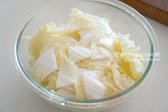 큰 볼에 물 400ml와 천일염 2 큰 술을 녹인 뒤 알배추를 넣고 30~40분 절여줍니다.