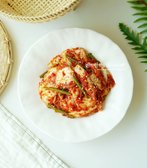 완성된 알배추 겉절이는 통깨를 뿌려 마무리하고, 밥이나 면요리와 함께 즐기기 좋습니다. 작은 알배추로 간단히 만들어 아삭한 식감과 새김치의 맛을 느낄 수 있는 레시피입니다.