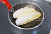 베이컨을 덜어낸 팬 그대로 썰어둔 알배추를 올려 구워줍니다.