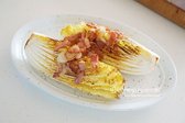 접시에 두 조각을 먹기 좋게 담은 뒤 그 위로 베이컨과 마늘을 올려줍니다.