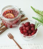 산딸기의 새콤달콤한 식감은 자꾸만 손이 가게 만드는 맛입니다. 수제 청을 담아두면 제철의 맛을 오래 즐길 수 있어요.