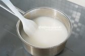 곱게 간 감자를 냄비에 붓고 팔팔 끓어오르면 약불로 줄여 3~5분 더 끓입니다. 완성된 감자풀은 식혀 사용합니다.